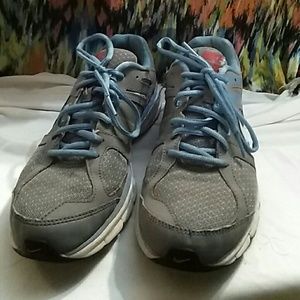 Nike 8.5 blue running tennis shoes gray and blue